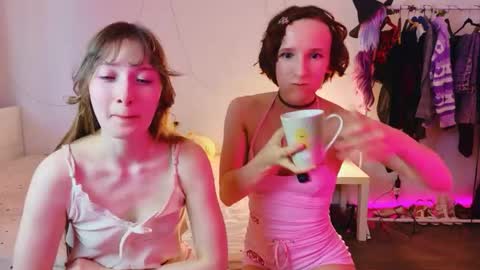 Snapshot of yellow_songbird chatting on 7, 5, 2026 Liya online show from 7, 5, 2026