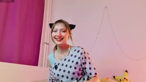 Snapshot of yellow_songbird chatting on 15, 6, 2026 Liya online show from 15, 6, 2026