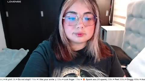 Snapshot of yini_angel07 chatting on 17, 4, 2026 hii i am yini online show from 17, 4, 2026