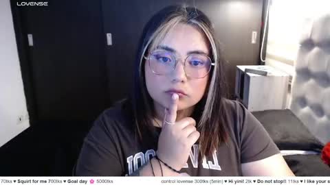 Snapshot of yini_angel07 chatting on 7, 5, 2026 hii i am yini online show from 7, 5, 2026