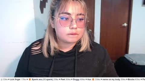 Snapshot of yini_angel07 chatting on 23, 5, 2026 hii i am yini online show from 23, 5, 2026