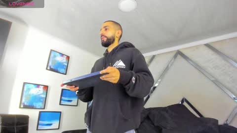 Yiyo online show from 5, 2, 2025