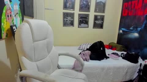 Snapshot of yker18 chatting on 9, 10, 2025 yker online show from 9, 10, 2025