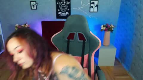 Snapshot of yolandyfoun chatting on 6, 11, 2025 Yolandi-Foun online show from 6, 11, 2025