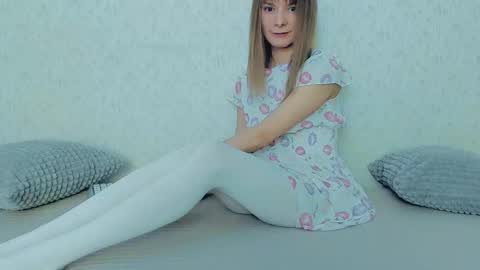 Snapshot of your_caramelka chatting on 4, 3, 2025 Lily online show from 4, 3, 2025