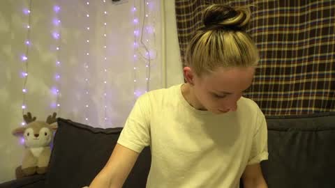 Snapshot of your_little_flexible_girl chatting on 5, 4, 2026 Meri online show from 5, 4, 2026