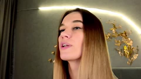 Jessica Loyd online show from 23, 1, 2025