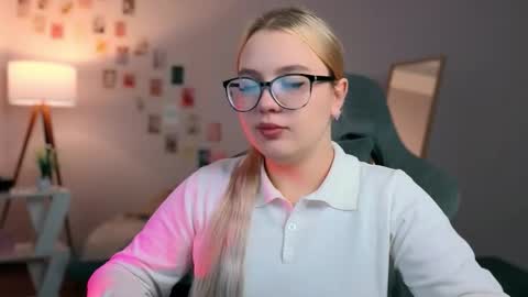 Snapshot of yourjullymoon chatting on 14, 10, 2025 Jully online show from 14, 10, 2025