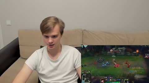 Snapshot of yueslang chatting on 15, 11, 2025 Yue Lang and Samm online show from 15, 11, 2025