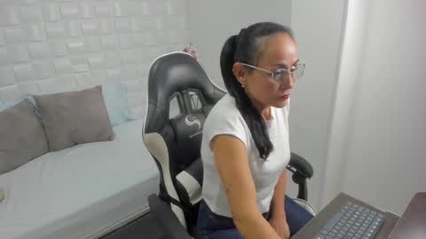 Snapshot of yulitza1025 chatting on 24, 11, 2025 Y U L I T Z A online show from 24, 11, 2025