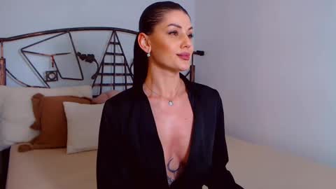 I V Y   online show from 22, 2, 2025