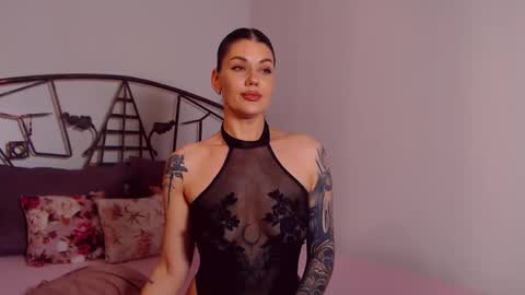 Snapshot of yvonneeverlee chatting on 21, 5, 2026 I V Y online show from 21, 5, 2026
