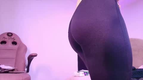 Snapshot of z_zoe_ chatting on 28, 11, 2025 Zoe online show from 28, 11, 2025