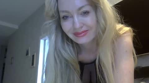 Snapshot of zarinaswift chatting on 9, 3, 2026 Zarina Swift online show from 9, 3, 2026