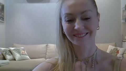 Snapshot of zarinaswift chatting on 31, 3, 2026 Zarina Swift online show from 31, 3, 2026