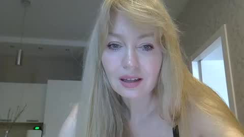 Snapshot of zarinaswift chatting on 6, 4, 2026 Zarina Swift online show from 6, 4, 2026