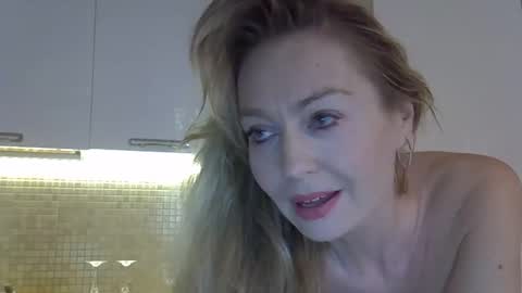 Snapshot of zarinaswift chatting on 11, 4, 2026 Zarina Swift online show from 11, 4, 2026