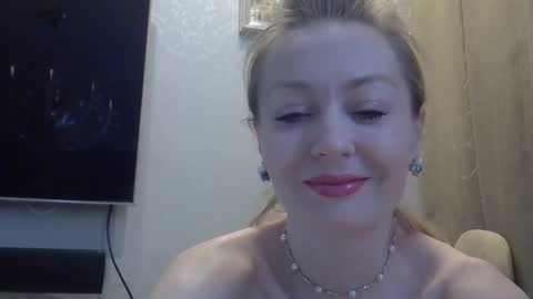 Snapshot of zarinaswift chatting on 14, 4, 2026 Zarina Swift online show from 14, 4, 2026