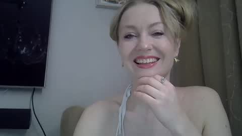 Snapshot of zarinaswift chatting on 22, 4, 2026 Zarina Swift online show from 22, 4, 2026