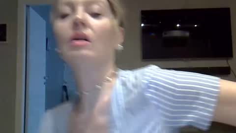Snapshot of zarinaswift chatting on 26, 4, 2026 Zarina Swift online show from 26, 4, 2026