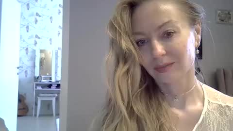 Snapshot of zarinaswift chatting on 27, 5, 2026 Zarina Swift online show from 27, 5, 2026