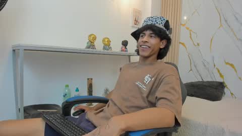 Snapshot of zayn_fox32 chatting on 26, 3, 2026 Zayn online show from 26, 3, 2026