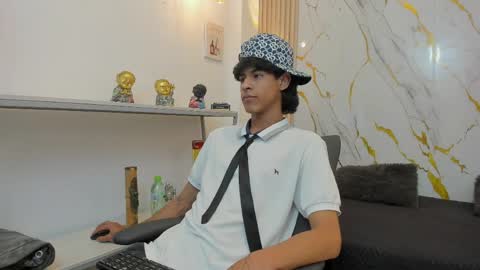 Snapshot of zayn_fox32 chatting on 29, 3, 2026 Zayn online show from 29, 3, 2026
