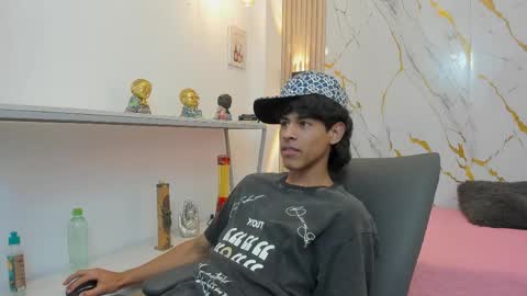 Snapshot of zayn_fox32 chatting on 5, 4, 2026 Zayn online show from 5, 4, 2026