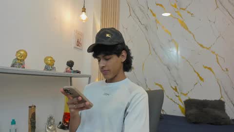 Snapshot of zayn_fox32 chatting on 6, 4, 2026 Zayn online show from 6, 4, 2026