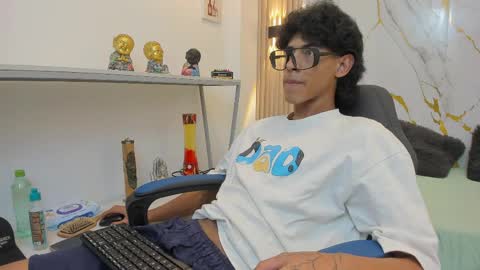 Snapshot of zayn_fox32 chatting on 13, 4, 2026 Zayn online show from 13, 4, 2026