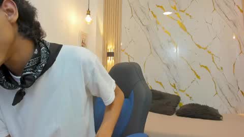 Snapshot of zayn_fox32 chatting on 16, 4, 2026 Zayn online show from 16, 4, 2026