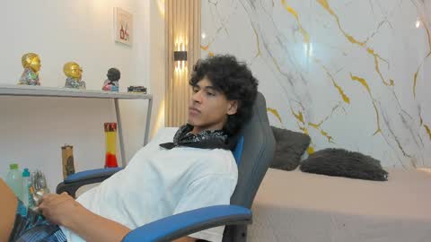 Snapshot of zayn_fox32 chatting on 16, 4, 2026 Zayn online show from 16, 4, 2026
