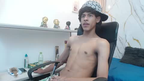 Snapshot of zayn_fox32 chatting on 21, 4, 2026 Zayn online show from 21, 4, 2026
