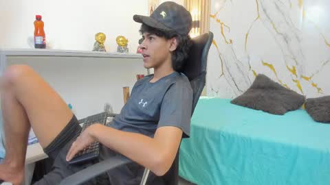 Snapshot of zayn_fox32 chatting on 27, 4, 2026 Zayn online show from 27, 4, 2026