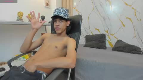 Snapshot of zayn_fox32 chatting on 30, 4, 2026 Zayn online show from 30, 4, 2026