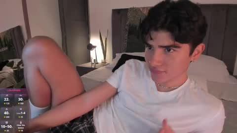 Snapshot of zayotto chatting on 22, 11, 2025 Hii im Zay. I save money for education. PVT Open. online show from 22, 11, 2025