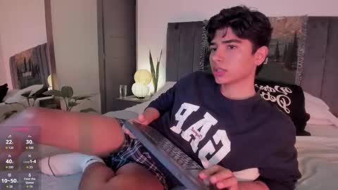 Snapshot of zayotto chatting on 23, 11, 2025 Hii im Zay. I save money for education. PVT Open. online show from 23, 11, 2025