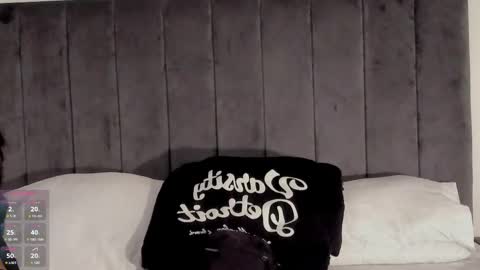 Snapshot of zayotto chatting on 28, 11, 2025 Hii im Zay. I save money for education. PVT Open. online show from 28, 11, 2025