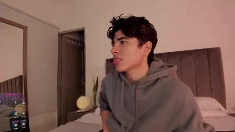 Snapshot of zayotto chatting on 30, 11, 2025 Hii im Zay. I save money for education. PVT Open. online show from 30, 11, 2025