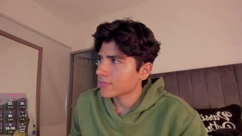 Snapshot of zayotto chatting on 2, 12, 2025 Hii im Zay. I save money for education. PVT Open. online show from 2, 12, 2025