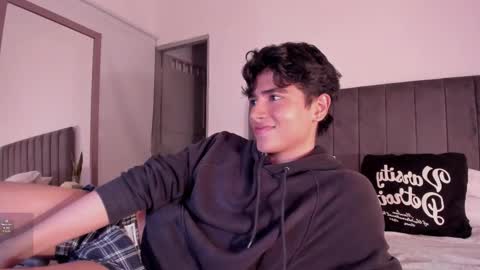 Snapshot of zayotto chatting on 16, 12, 2025 Hii im Zay. I save money for education. PVT Open. online show from 16, 12, 2025