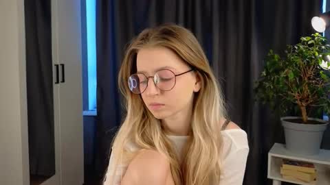 Snapshot of zegoi chatting on 23, 9, 2025 Avi online show from 23, 9, 2025