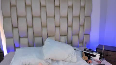 Snapshot of zoe_barlove chatting on 27, 4, 2026 Your new obsession online show from 27, 4, 2026