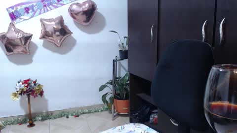 Snapshot of zoe_khall chatting on 23, 12, 2025 ZOE online show from 23, 12, 2025