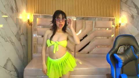 Snapshot of zoe_r_ chatting on 15, 10, 2025 Zoe online show from 15, 10, 2025