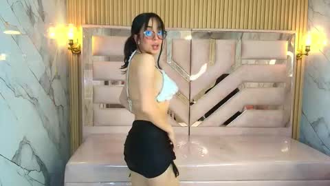 Snapshot of zoe_r_ chatting on 17, 10, 2025 Zoe online show from 17, 10, 2025