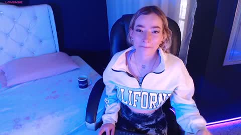 Snapshot of zoee_joness chatting on 8, 1, 2025 zoe online show from 8, 1, 2025