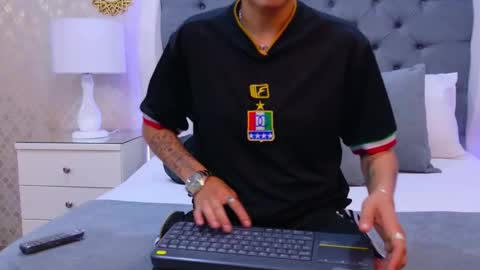 Zoe Krug online show from 25, 11, 2025