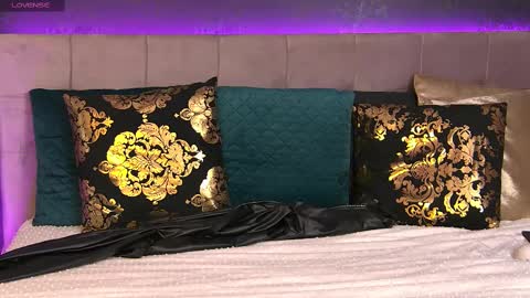 ZoeMesmerize online show from 5, 3, 2025