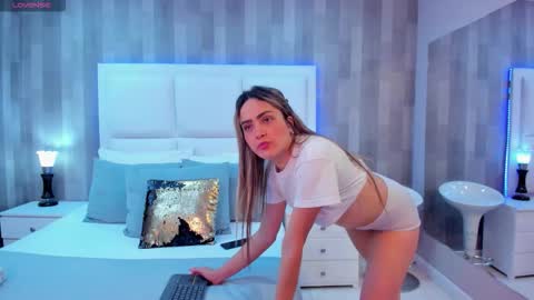 Snapshot of zoewilliis chatting on 8, 10, 2025 ZoeWilliis online show from 8, 10, 2025